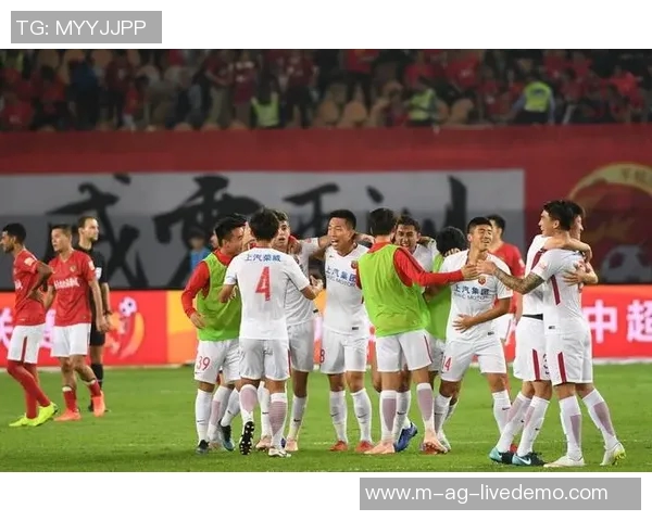 足协杯激战恒大与上港争锋相对谁能笑到最后争夺荣誉之巅 足协杯激战恒大与上港争锋相对谁能笑到最后争夺荣誉之巅